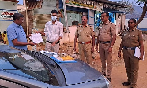 அதிகாரிகள் வாகன சோதனையில் ஈடுபட்ட காட்சி.
