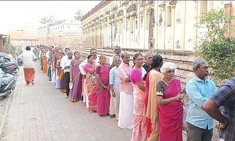 திருவாரூரில் வலது பாதத்தை காண்பித்து பக்தர்களுக்கு அருள்பாலித்த தியாகராஜர்
