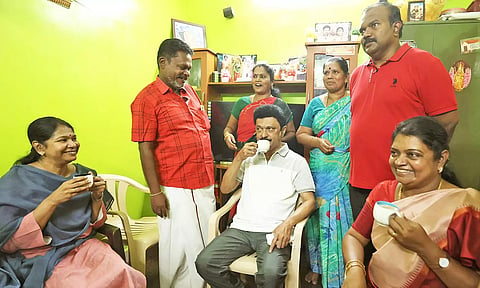 மீனவர் வீட்டில் "டீ" குடித்த முதலமைச்சர் மு.க.ஸ்டாலின்
