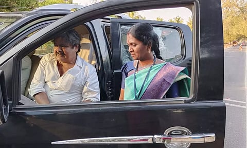 காரை மடக்கிய அதிகாரிகள்... பவுடர் தான் இருக்கு.. பூசிக் கொள்கிறீர்களா...  மன்சூர் அலிகான்