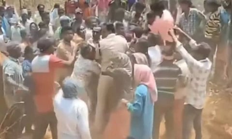 நிலத்தகராறில் சமரசம் செய்ய வந்த போலீஸ் இன்ஸ்பெக்டரை புரட்டி எடுத்த பழங்குடியின மக்கள்