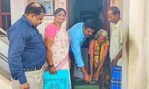 பென்னாகரம் வாணியர் தெருவில் உள்ள ஒரு மூதாட்டியிடம் தேர்தல் குழுவினர் தபால் வாக்கை ஓட்டி பெட்டியின் மூலம் பெற்று கொண்டதை காணலாம்.