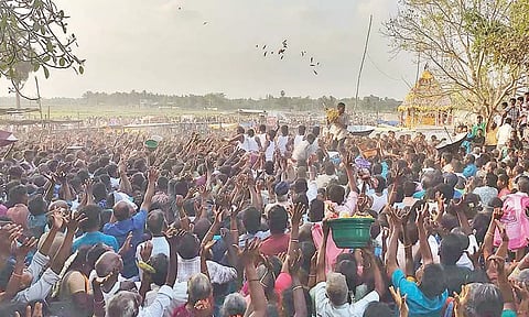 மாப்பிள்ளை வீரன் கோவிலில் பக்தர்கள் மீது வாழைப்பழம் வீசும் வினோத திருவிழா