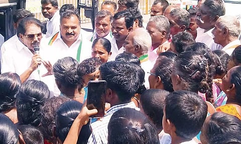 காங்கிரஸ் வேட்பாளர் மாணிக்கம் தாகூரை ஆதரித்து அமைச்சர் சாத்தூர் ராமச்சந்திரன் பிரசாரம் செய்த காட்சி.