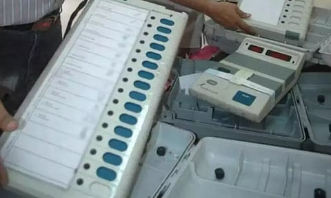 மின்னணு வாக்குப்பதிவு எந்திரத்தில் சின்னம் பொருத்தும் பணி இன்று இரவு நிறைவடைகிறது