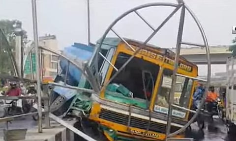 கோயம்பேட்டில் தறிகெட்டு ஓடிய லாரி- சாலையோர தடுப்பில் மோதி விபத்து