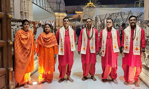 காசி விஸ்வநாதர் கோவிலில் பணிபுரியும் காவலர்களுக்கு  காவி நிற சீருடை