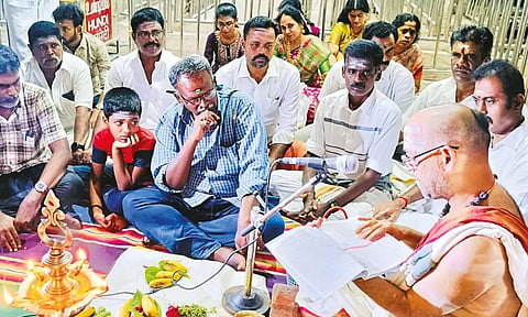 தமிழ்ப்புத்தாண்டை முன்னிட்டு ராமேசுவரம் ராமநாதசுவாமி கோவிலில் நேற்று பஞ்சாங்கம் வாசிக்கப்பட்டபோது எடுத்த படம்.