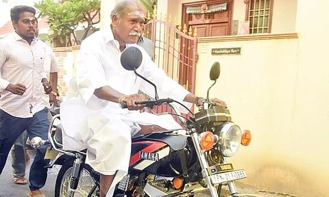 புதுச்சேரியில் மோட்டார் சைக்கிளில் வந்து வாக்களித்த முதல்-அமைச்சர் ரங்கசாமி