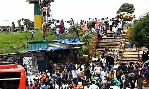 கொடைக்கானல் மோயர்பாயிண்ட்டில் குவிந்த சுற்றுலா பயணிகளை படத்தில் காணலாம்.