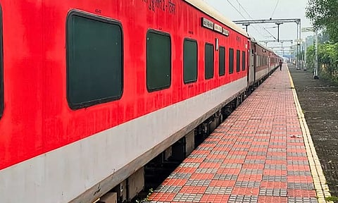 கோடை விடுமுறையை முன்னிட்டு தாம்பரம் - தன்பாத் இடையே வாராந்திர சிறப்பு ரெயில்
