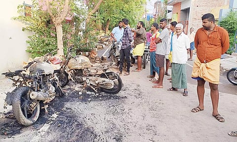 பெட்ரோல் குண்டு வீசி மோட்டார் சைக்கிள்கள் எரிப்பு
