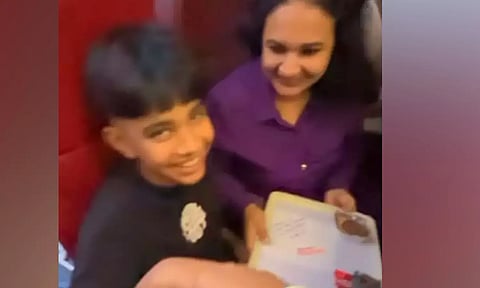 நடுவானில் தாய்க்கு இன்ப அதிர்ச்சி கொடுத்த சிறுவன்