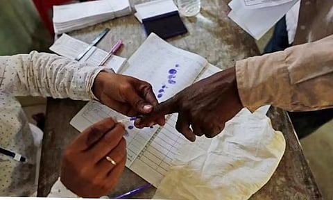 ஓட்டுப்போடுவதற்காக அரபு நாட்டில் இருந்து 10 ஆயிரம் பேர் கேரளம் வந்தனர்
