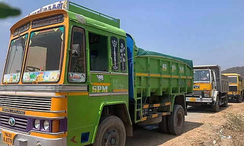 டிப்பர் லாரிகளை சிறை பிடித்து பொதுமக்கள் போராட்டம்