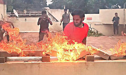 எரியும் கான்கிரீட் கற்களை உடைத்து கின்னஸ் புத்தகத்தில் இடம்பெற்ற ஐ.டி. ஊழியர்