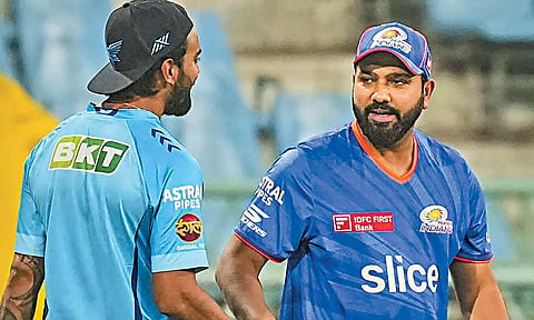 பயிற்சியின்போது மும்பை முன்னாள் கேப்டன் ரோகித் சர்மாவுடன் பேசிக்கொண்டு இருக்கிறார், லக்னோ கேப்டன் லோகேஷ் ராகுல்.
