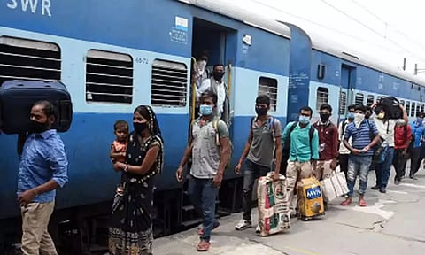ரெயில்களில் தண்ணீர் இல்லாமல் பயணிகள் திண்டாட்டம்