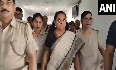 பிரஜ்வல் ரேவண்ணா போன்றோரை விட்டு விடுகிறார்கள்... எங்களை கைது செய்கிறார்கள்... கவிதா ஆவேசம்