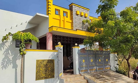 கொள்ளை நடந்த பெண் இன்ஸ்பெக்டர் வீட்டை படத்தில் காணலாம்.