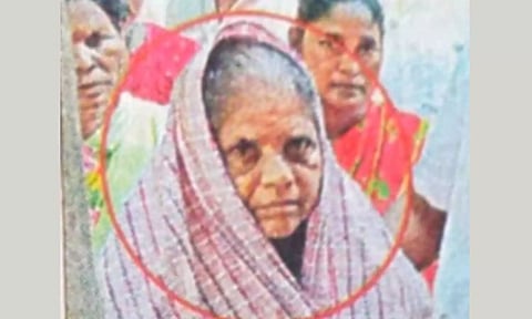 கணவர் பிணத்தை வீட்டில் வைத்து விட்டு ஓட்டு போட்ட மூதாட்டி