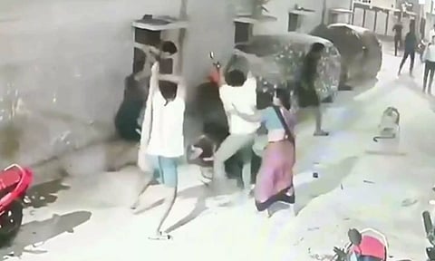 வாலிபரை நாய் கடித்ததால் உரிமையாளர் மீது பயங்கர தாக்குதல்