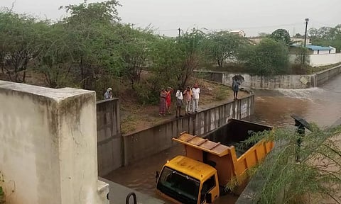 ஈரோடு புறநகர் பகுதிகளில் கொட்டி தீர்த்த கனமழை