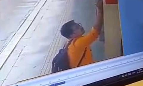 கெஜ்ரிவாலுக்கு கொலை மிரட்டல் விடுக்கும் வகையில் வாசகம்- வாலிபர் கைது