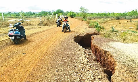 ஆபத்தான சாலையால் வாகன ஓட்டிகள் அச்சம்- சீரமைக்க கோரிக்கை