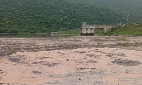 குண்டேரிப்பள்ளம் அணைக்கு சேறு கலங்கிய மழைவெள்ள நீர் வந்துள்ளதை படத்தில் காணலாம்.