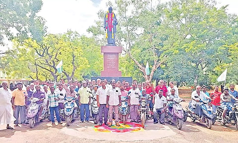 தமிழ்நாடு வணிகர் சங்கம் மற்றும் தமிழ்நாடு மாற்றுத்திறனாளிகள் சங்கம் சார்பில் சி.பா.ஆதித்தனார் சிலைக்கு மாலை அணிவித்து மரியாதை செலுத்தினர்.