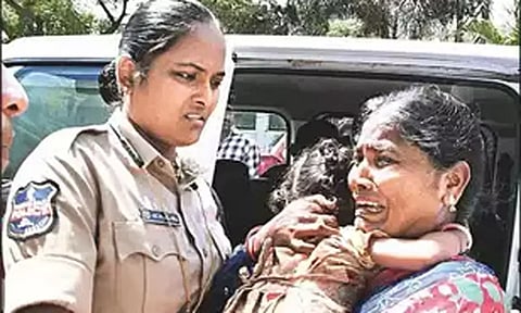 வாட்ஸ்-அப்பில் படங்களை அனுப்பி 50 குழந்தைகள் கடத்தி விற்பனை: ஆந்திராவில் 16 குழந்தைகள் மீட்பு