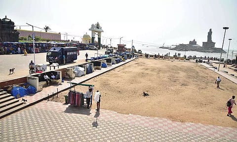 சுற்றுலாப் பயணிகள் கூட்டம் குறைவாக இருந்ததால் வெறிச்சோடி காணப்பட்ட கன்னியாகுமரி கடற்கரை