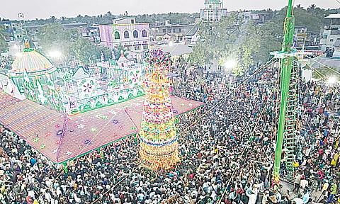 ஏர்வாடி தர்காவில் சந்தனக்கூடு திருவிழா