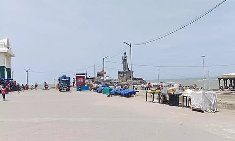 வாக்கு எண்ணிக்கை எதிரொலி: சுற்றுலா பயணிகள் இன்றி வெறிச்சோடிய கன்னியாகுமரி