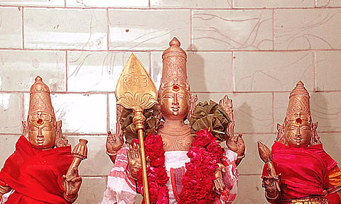 அதிகாரத் தோரணையுடன் முருகன் அருள்பாலிக்கும் ஒரே தலம்