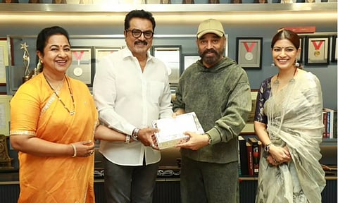 கமல்ஹாசனை  நேரில் சென்று திருமணத்திற்கு அழைத்த சரத்குமார் குடும்பம்