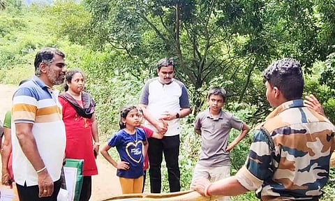 குரங்கணி அருவிக்கு சென்ற சுற்றுலா பயணிகளை திருப்பி அனுப்பிய வனத்துறையினர்.