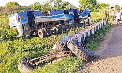 விருதுநகர் அருகே அரசு பஸ் பள்ளத்தில் கவிழ்ந்து விபத்து: ஓருவர் பலி, 37 பேர் படுகாயம்