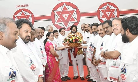 ஜனசேனா சட்டமன்ற குழுத் தலைவராக அக்கட்சியின் தலைவர் பவன் கல்யாண் தேர்வு