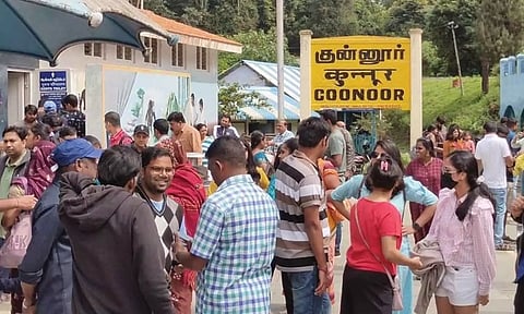 ஊட்டி மலை ரெயிலில் குவியும் வெளிமாநில பயணிகள்