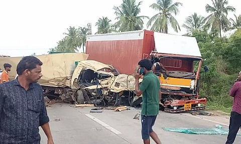 ஆந்திராவில் லாரிகள் நேருக்கு நேர் மோதி 6 பேர் பலி