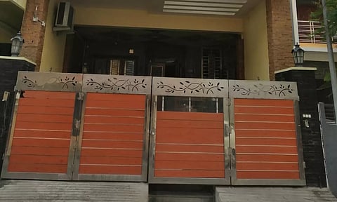 லஞ்ச ஒழிப்பு போலீசார் சோதனை நடத்திய விழுப்புரம் கீழ்செட்டி தெருவில் உள்ள தாசில்தார் சுந்தரராஜன் வீட்டை காணலாம்.
