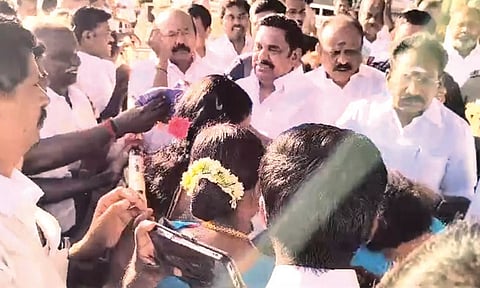 மதுரை விமான நிலையத்தில் செல்லூர் ராஜூ வாக்குவாதம்