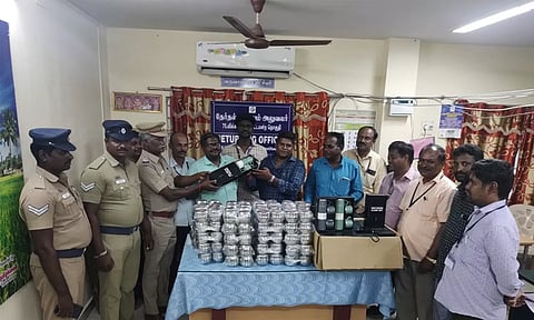விக்கிரவாண்டி அருகே காரில் கொண்டு வந்த பரிசு பொருட்கள் பறிமுதல்