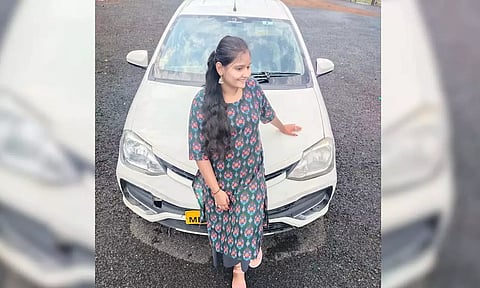 ரீல்ஸ் மோகத்தால் விபரீதம்: 300அடி பள்ளத்தில் கார் உருண்டு இளம்பெண் பலி- வீடியோ