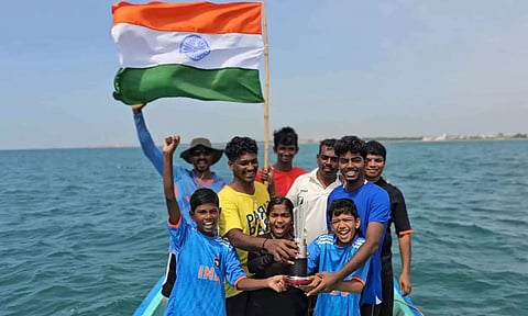 டி20 உலக கோப்பையில் இந்தியா வெற்றி- புதுவையில் ஆழ்கடலில் தேசிய கொடி ஏந்தி சென்று வீரர்கள் வாழ்த்து