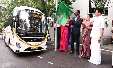 சுற்றுலா பயன்பாட்டுக்கு 5 புதிய நவீன சொகுசு பஸ்: முதல்-அமைச்சர் மு.க.ஸ்டாலின் தொடங்கி வைத்தார்