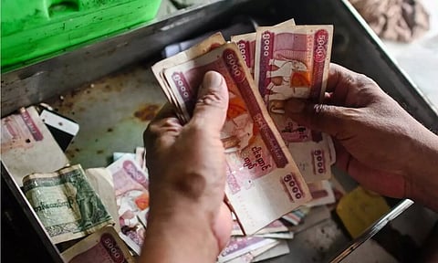 மியான்மரில் ஊழியர்களுக்கு ஊதிய உயர்வு கொடுத்த முதலாளி கைது - ஏன் தெரியுமா