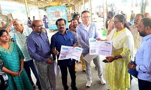 கோவையில் மெட்ரோ ரெயில் திட்டம் தொடர்பாக ஆசிய வங்கி அதிகாரிகள் இன்று ஆய்வு மேற்கொண்டனர்.&nbsp;